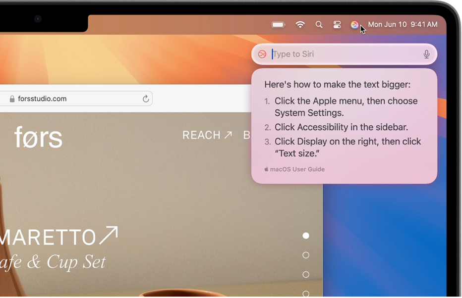 Macin työpöydän oikeassa yläosassa näkyy Siri-kuvake valikkorivillä ja Kirjoita Sirille ‑kenttä, jossa näkyvät Sirin antamat ohjeet tekstin suurentamiseen.