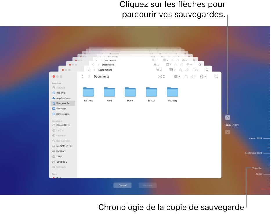 La fenêtre Time Machine affiche avec plusieurs écrans du Finder empilés pour représenter les sauvegardes, avec des flèches pour la navigation. Les flèches et la chronologie de sauvegarde à droite vous aident à parcourir vos sauvegardes afin de pouvoir choisir les fichiers à restaurer.