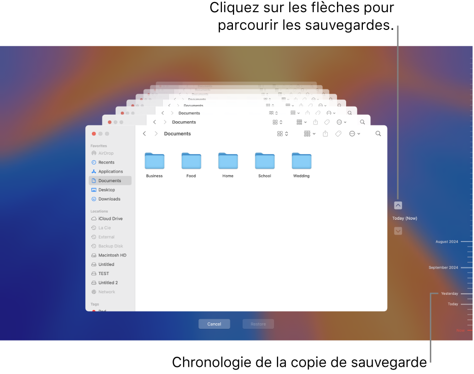 La fenêtre Time Machine affichant plusieurs écrans Finder empilés pour représenter les sauvegardes, avec des flèches de navigation. Les flèches et la chronologie de la copie de sauvegarde à droite vous permettent de parcourir vos sauvegardes et de choisir les fichiers à restaurer.