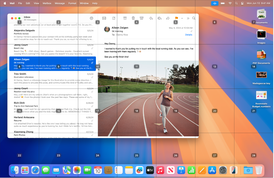 App Mail terbuka di desktop Mac, dengan grid yang ditimpakan. Setiap sel di grid dilabeli dengan angka. Ikon Kontrol Suara terdapat di bar menu.