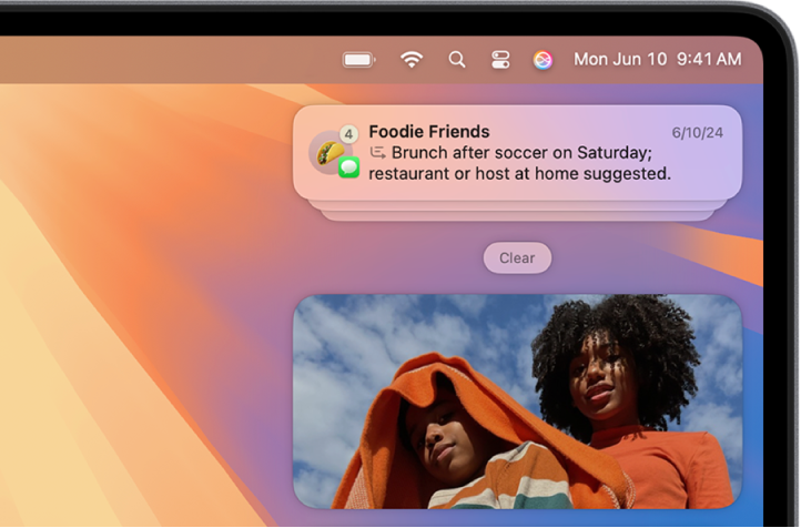 Bahagian kanan atas desktop Mac menunjukkan tindanan pemberitahuan yang diringkaskan daripada perbualan Mesej yang aktif.