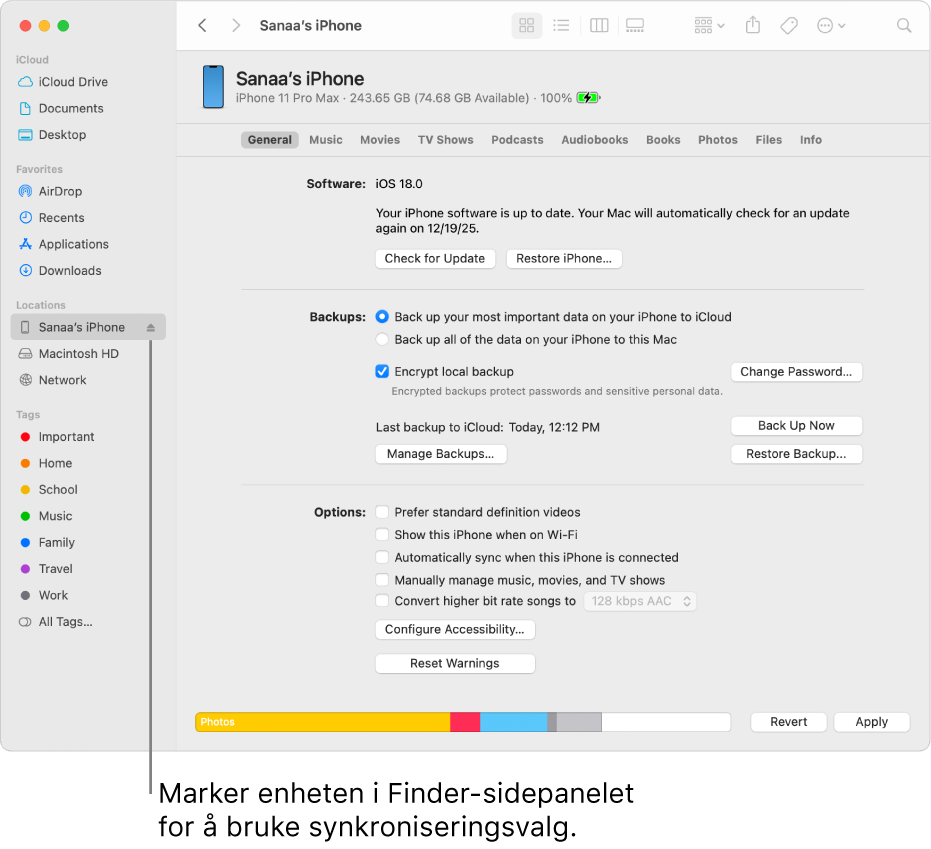 En enhet er markert i Finder-sidepanelet, og synkroniseringsvalg vises i vinduet.