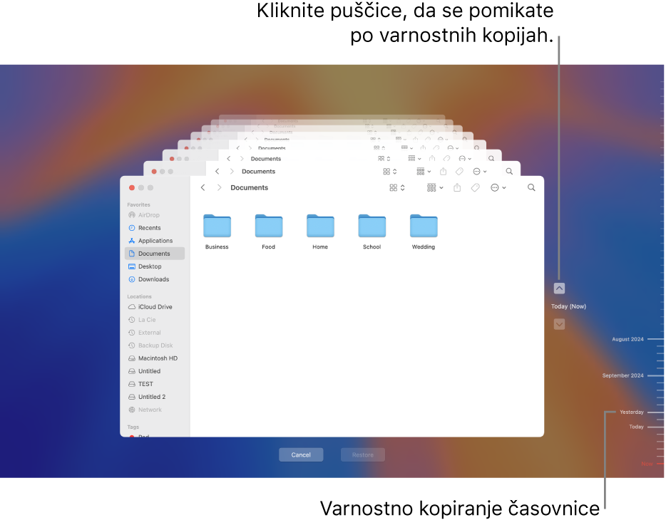 Okno pripomočka Time Machine z več zasloni aplikacije Finder, ki predstavljajo zaporedne varnostne kopije, in puščicami za krmarjenje. Puščici in časovnica varnostnega kopiranja na desni omogočajo krmarjenje po varnostnih kopijah oziroma izbiro datotek za obnovitev.