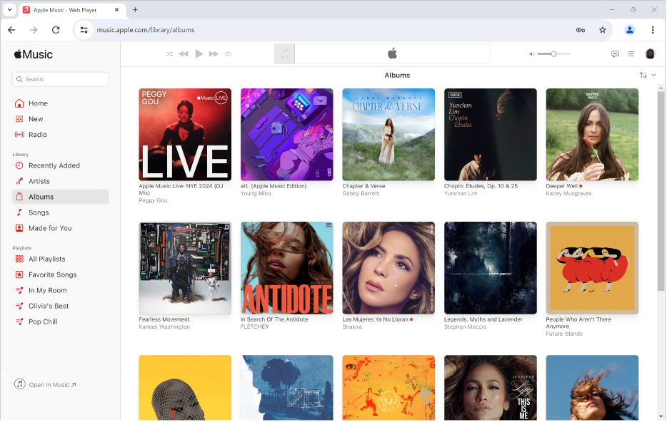 Okno Apple Music v prohlížeči Chrome se zobrazenou knihovnou obsahující více alb