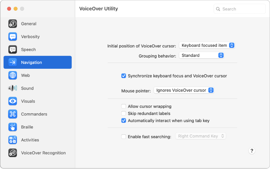 Das Fenster des VoiceOver-Dienstprogramms mit ausgewählter Kategorie „Navigation“ in der Seitenleiste links und den zugehörigen Optionen rechts. Unten rechts im Fenster ist eine Hilfetaste, mit der die VoiceOver Online-Hilfe mit einer Erklärung für die Optionen angezeigt werden kann.