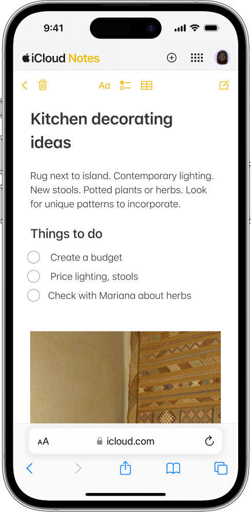 iCloud-notater er åpen på iCloud.com på en iPhone og viser et notat med et bilde og en sjekkliste.