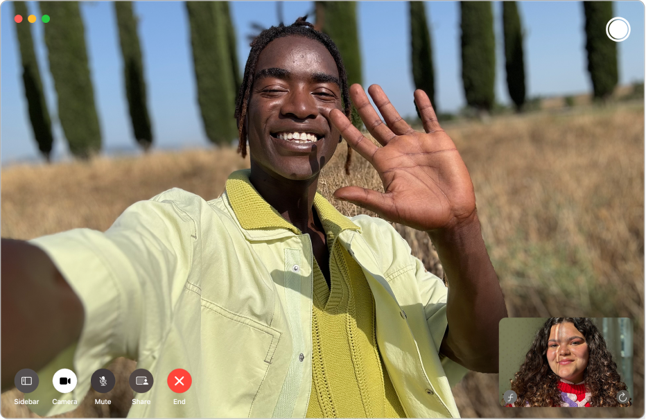 Bire bir görüntülü aramada sırasında FaceTime penceresi. Aramayı başlatan kişi, sağ alt köşedeki bir karede gösteriliyor, diğer katılımcı ise pencerenin ana bölümünde.