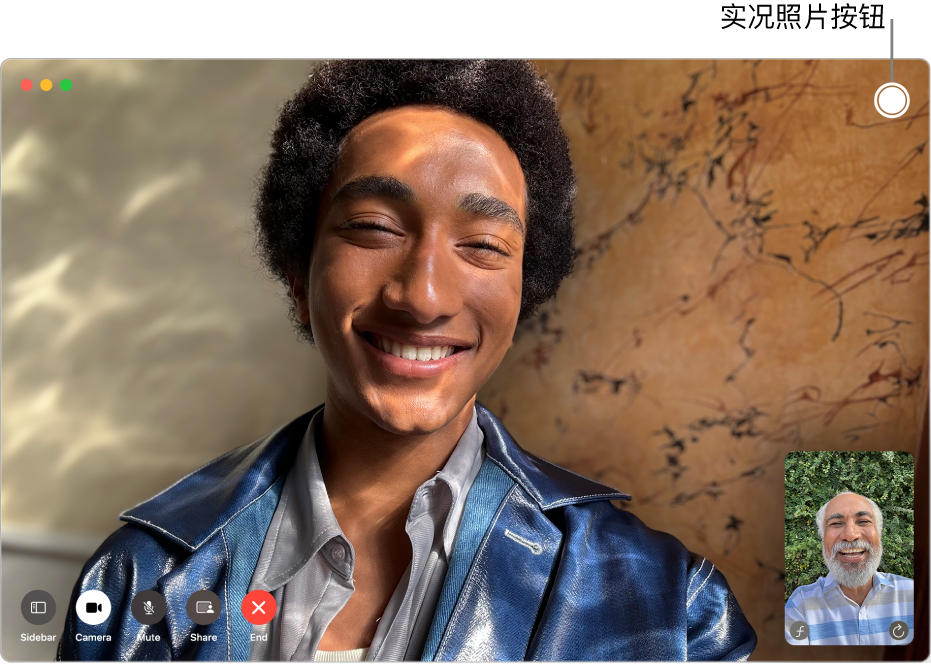 一对一视频通话期间的 FaceTime 通话窗口。“实况照片”按钮位于窗口右上角。