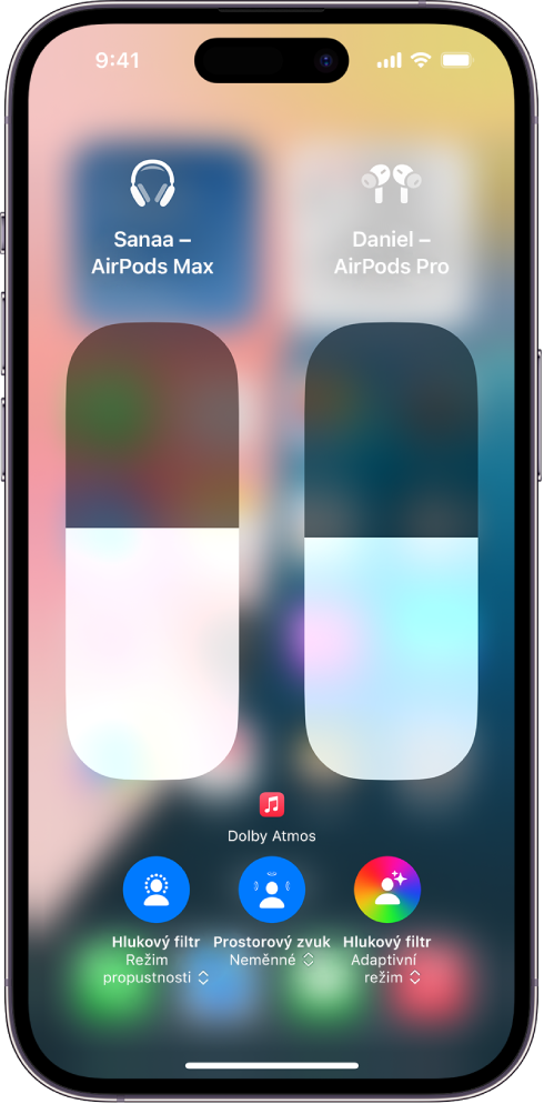 Obrazovka hlasitosti v Ovládacím centru se zobrazenou úrovní hlasitosti pro dva páry AirPodů. Pod indikátorem hlasitosti na levé straně se nachází ikona Hlukový filtr / Režim propustnosti, která signalizuje, že je režim propustnosti zapnutý. Pod indikátorem hlasitosti na pravé straně se nachází ikona Hlukový filtr / Potlačování hluku, která signalizuje, že je hlukový filtr zapnutý.
