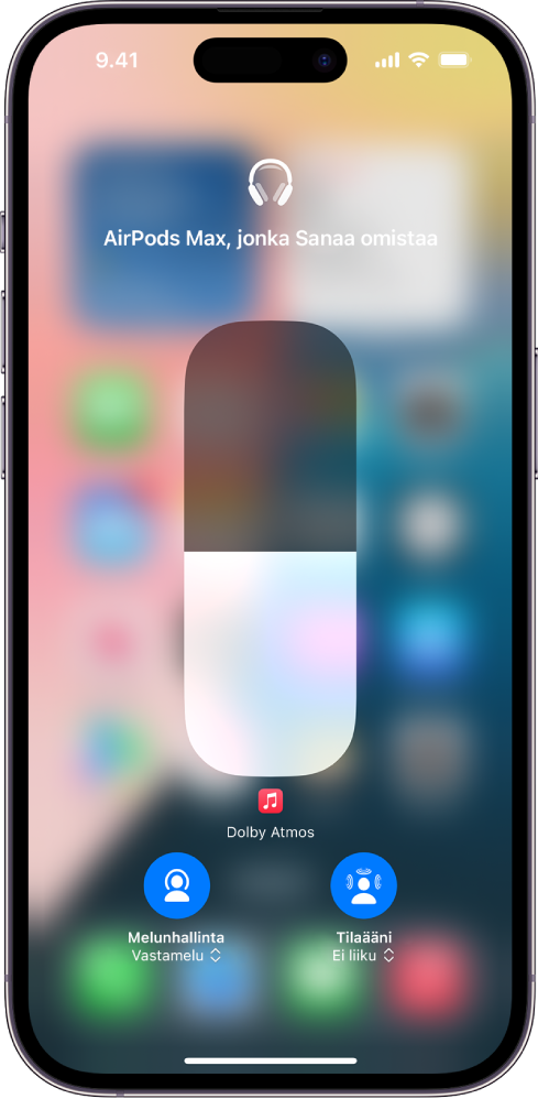Ohjauskeskuksen äänenvoimakkuusnäyttö, jossa näkyy AirPods Max ‑kuulokkeiden äänenvoimakkuus. Äänenvoimakkuuden ilmaisimen alla vasemmalla on Melunhallinta/Vastamelu-kuvake, joka kertoo, että Melunhallinta on päällä. Oikealla on Tilaääni/Päätä seurataan -kuvake, joka kertoo, että tilaääni ja päänseuranta ovat päällä.
