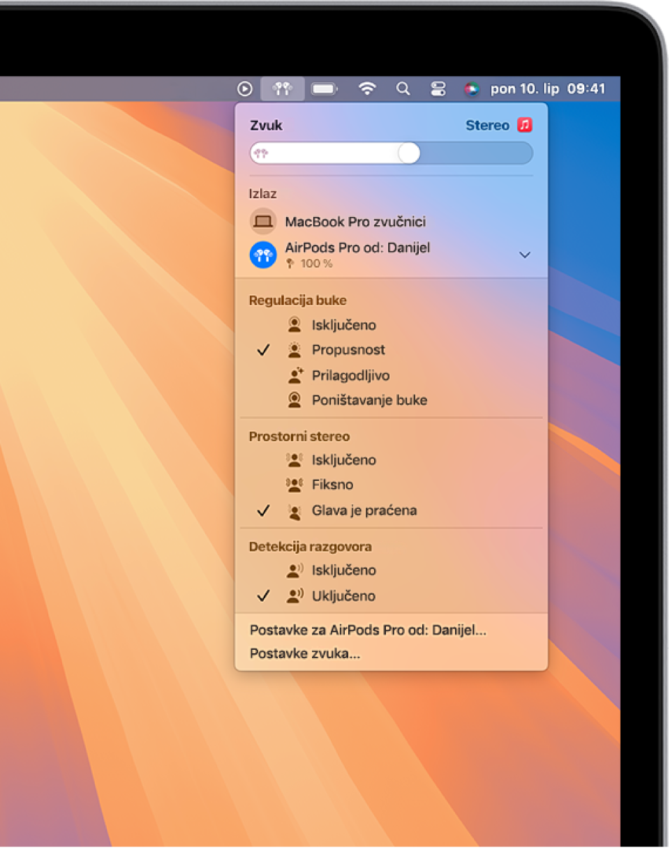 Zaslon računala MacBook Pro s pjesmom koja se reproducira u aplikaciji Glazba. U traci s izbornicima odabrana je ikona slušalica AirPods i izbornik prikazuje AirPods s uključenim poništavanjem buke i Prostornim zvukom s praćenjem glave.