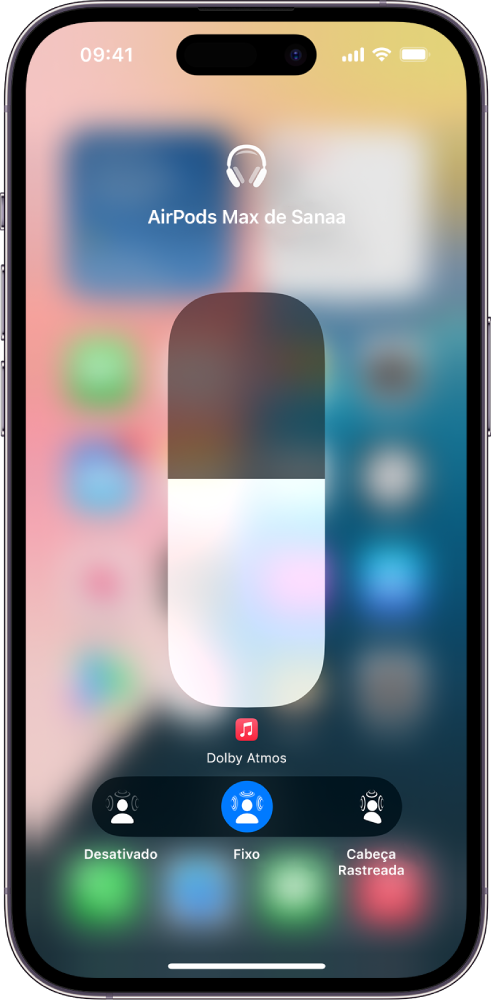 Tela de volume na Central de Controle mostrando o nível de volume dos AirPods Max. Abaixo do indicador de volume são mostradas as opções de Áudio Espacial. As opções são Desativado, Fixo e Cabeça Rastreada.