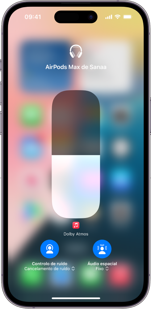 O ecrã de volume na central de controlo mostra o nível de volume dos AirPods Max. Por baixo do indicador de volume à esquerda está o ícone de controlo de ruído/cancelamento de ruído, indicando que o “Controlo de ruído” está ativo. À direita está o ícone de áudio espacial/seguimento dos movimentos da cabeça, indicando que o áudio espacial e o seguimento dos movimentos da cabeça estão ativos.