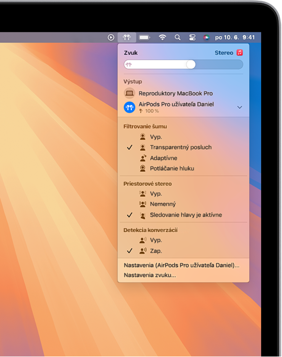 Obrazovka MacBooku Pro so skladbou prehrávanou v apke Hudba. V lište je vybraná ikona AirPodov a v menu je pre AirPody vybraná možnosť potláčania hluku a priestorového zvuku so sledovaním hlavy.