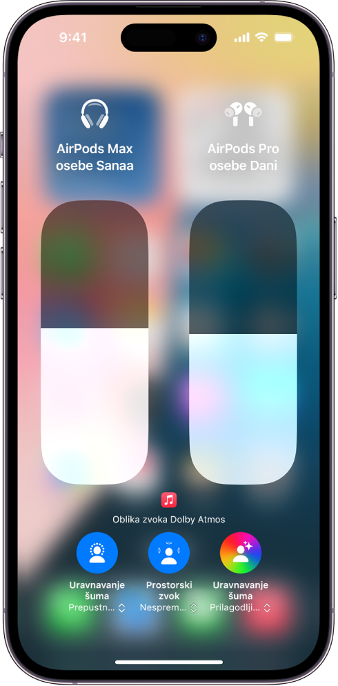 Zaslon glasnosti v Nadzornem središču s prikazom nivoja glasnosti za dva para slušalk AirPods. Pod kazalnikom glasnosti na levi strani je ikona Uravnavanje šuma / Prepustnost, ki označuje, da je možnost Prepustnost vklopljena. Pod kazalnikom glasnosti na desni strani je ikona Uravnavanje šuma / Odpravljanje šuma, ki označuje, da je možnost Uravnavanje šuma vklopljena.
