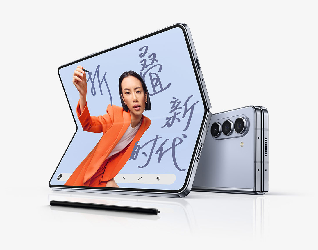 两部水平放置的Galaxy Z Fold5设备。一部是折叠的效果，可从背面欣赏；另一部是未折叠的效果，可从主屏幕欣赏。屏幕显示的是笔记应用程序，有一张照片和手写文字组成的插图，上面写着“展现您的世界”。Galaxy Z Fold5 S Pen（三星折叠屏手机专属）位于前面。