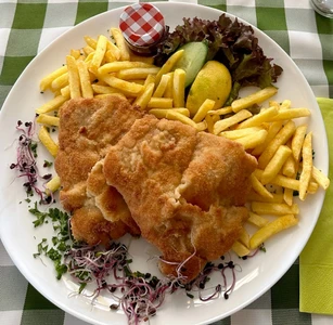 Wienerschnitzel in Butterschmalz gebacken dazu Preiselbeeren und Pommes