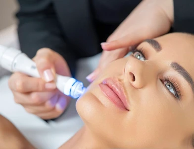 Hydrofacials: Tiefreinigung gegen Unreinheiten, verstopfte Poren und anschließend mit wertvolle Anti-Aging Boosters bereichert.