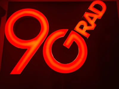 90 Grad Logo rot und schwarz