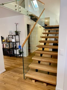 Treppe mit Glasgeländer