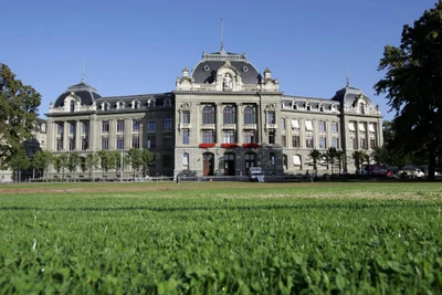 Gesamtansicht Hauptgebäude mit Rasenfläche im Vordergrund im Sommer. © Universität Bern