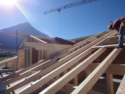 Aufrichten von einem Holzhaus