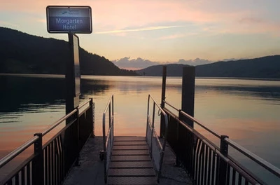 Herrlicher Sonnenuntergang bei Hotel mit eigenem Schiffsteg