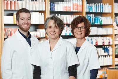 Unsere Geschäftsleitung (v.l.): Peter Portmann (Verwaltung Apotheke), Iris Spörri (stv. Verwaltung Apotheke), Regula Stähli (Leitung Drogerie)