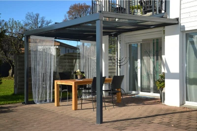 Sitzplatzüberdachung mit Entwässerungsrinne und Wasserablauf in der Stütze. Pergola Terrado GP5100 von Stobag mit Beschattung, seitlichem Windschutz und Entwässerung.