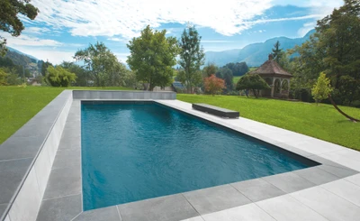 Piscina con rivestimento antracite