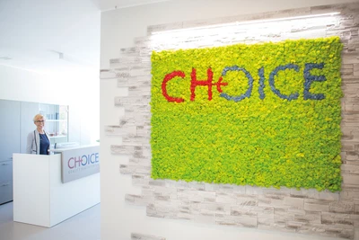 Il benvenuto di Choice, la nostra parete in moss wall e la comoda reception, dotata di ogni comfort, vi attendono.