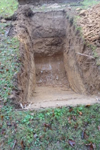 Geologie- und Baugrunduntersuchung mittels Baggerschlitzen für einen Neubau in Möhlin