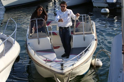 Manoeuvre du bateau école open dans une place avec la bouée!