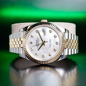 Rolex Datejust 41 del 2019 con cassa e cinturino in acciaio e oro giallo, quadrante madreperla bianca con diamanti. Diametro 41 mm. Condizione ottima. Con scatola e documenti originali.