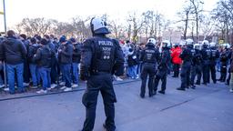 Polizisten beobachten die Fan-Situation vor dem Spiel Bayern München gegen Borussia Dortmund