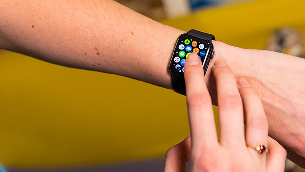 Navigate the Apple Watch via the screen