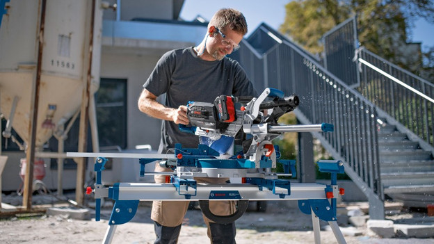 Cordless radial arm saws