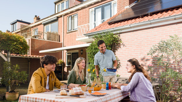 Gezin luncht buiten in de tuin