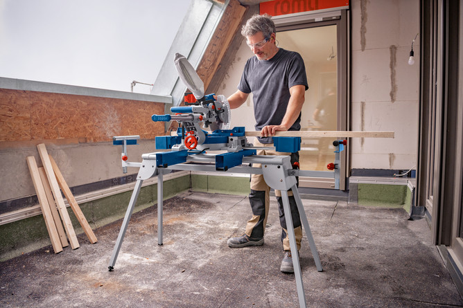 Radial arm saws with an underframe