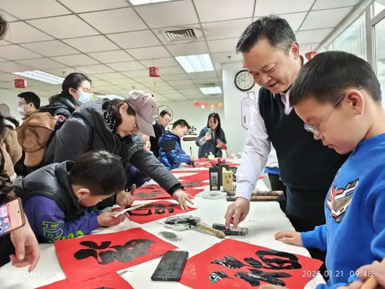 图书馆里过大年！“新春韵 书香浓” 迎新春年俗文化市集举行