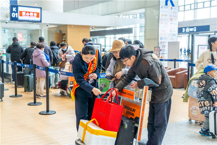 迎来客流高峰！青岛机场守护旅客团圆路上顺畅无忧