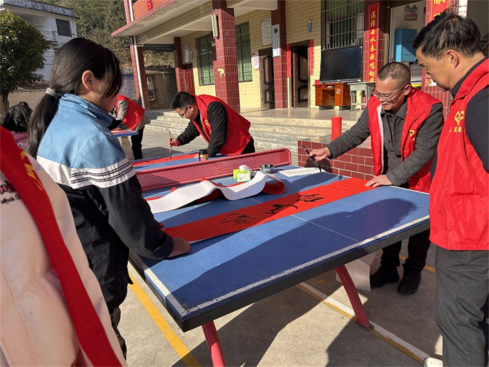 背溪小学携手隆回县诗词楹联学会荷田分会举办第二届“杜酱酒业杯”蛇年义务送春联活动