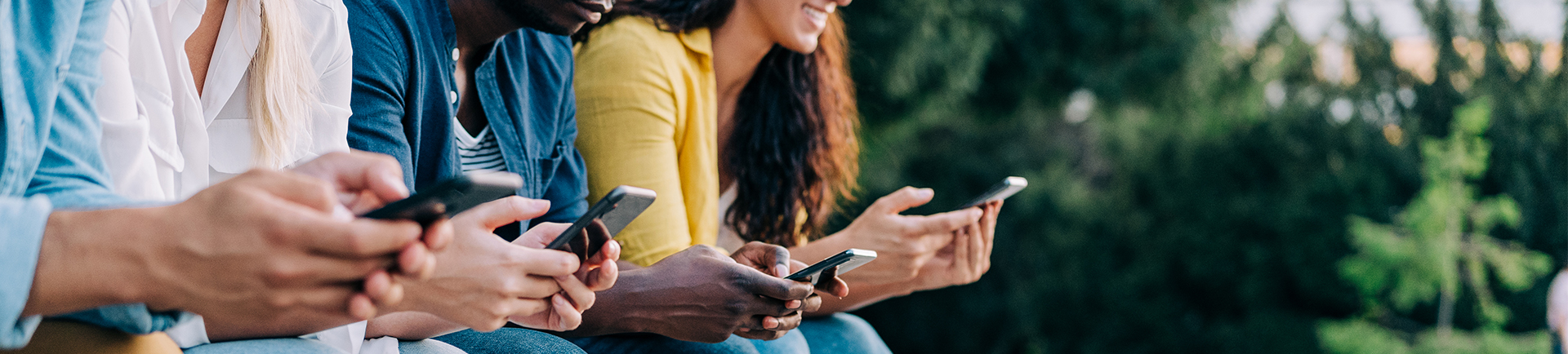 Jovens ao telemóvel