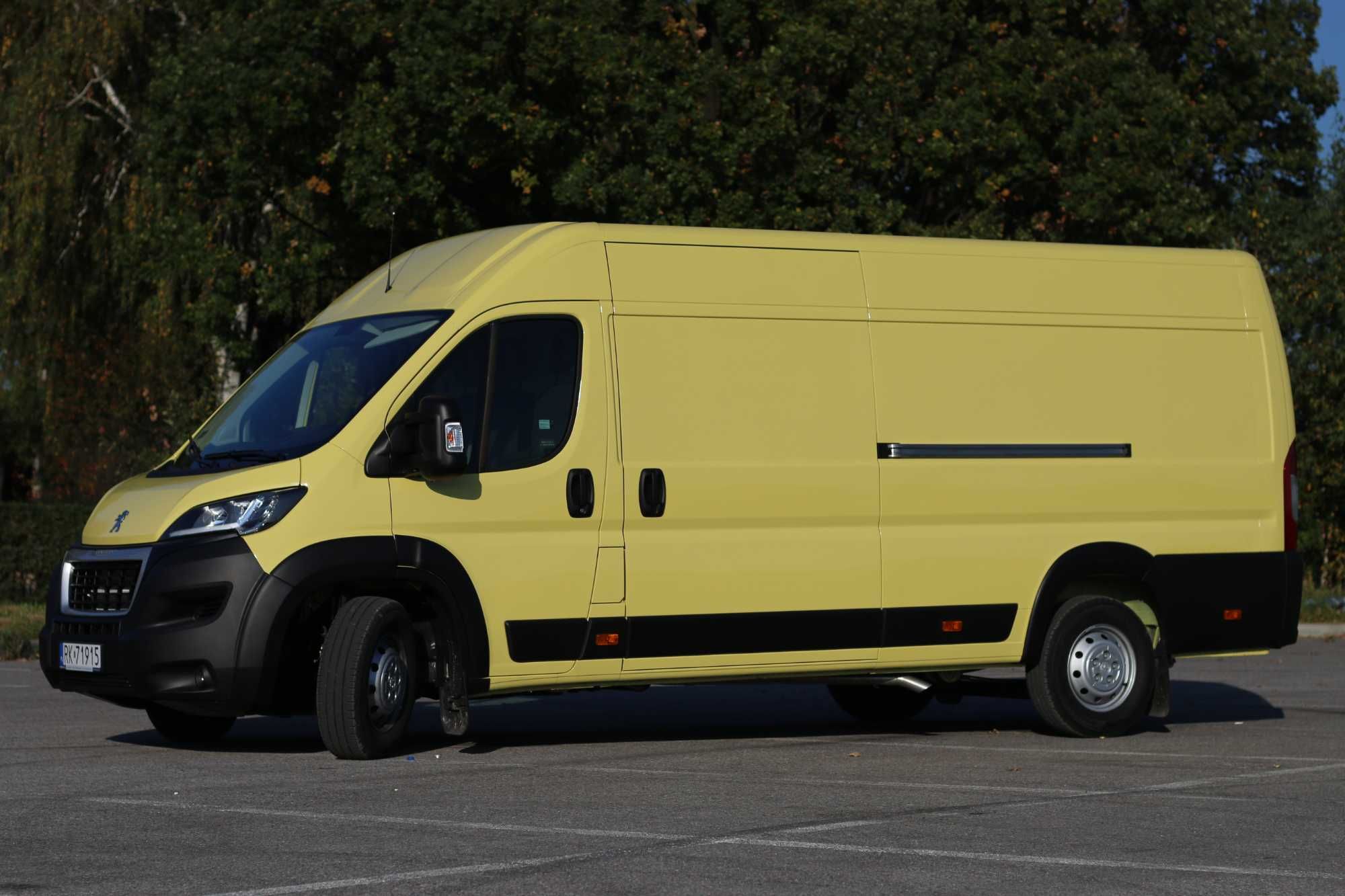 wynajem BUS dostawczy Peugeot Boxer L4H2 blaszka  wypożyczalnia