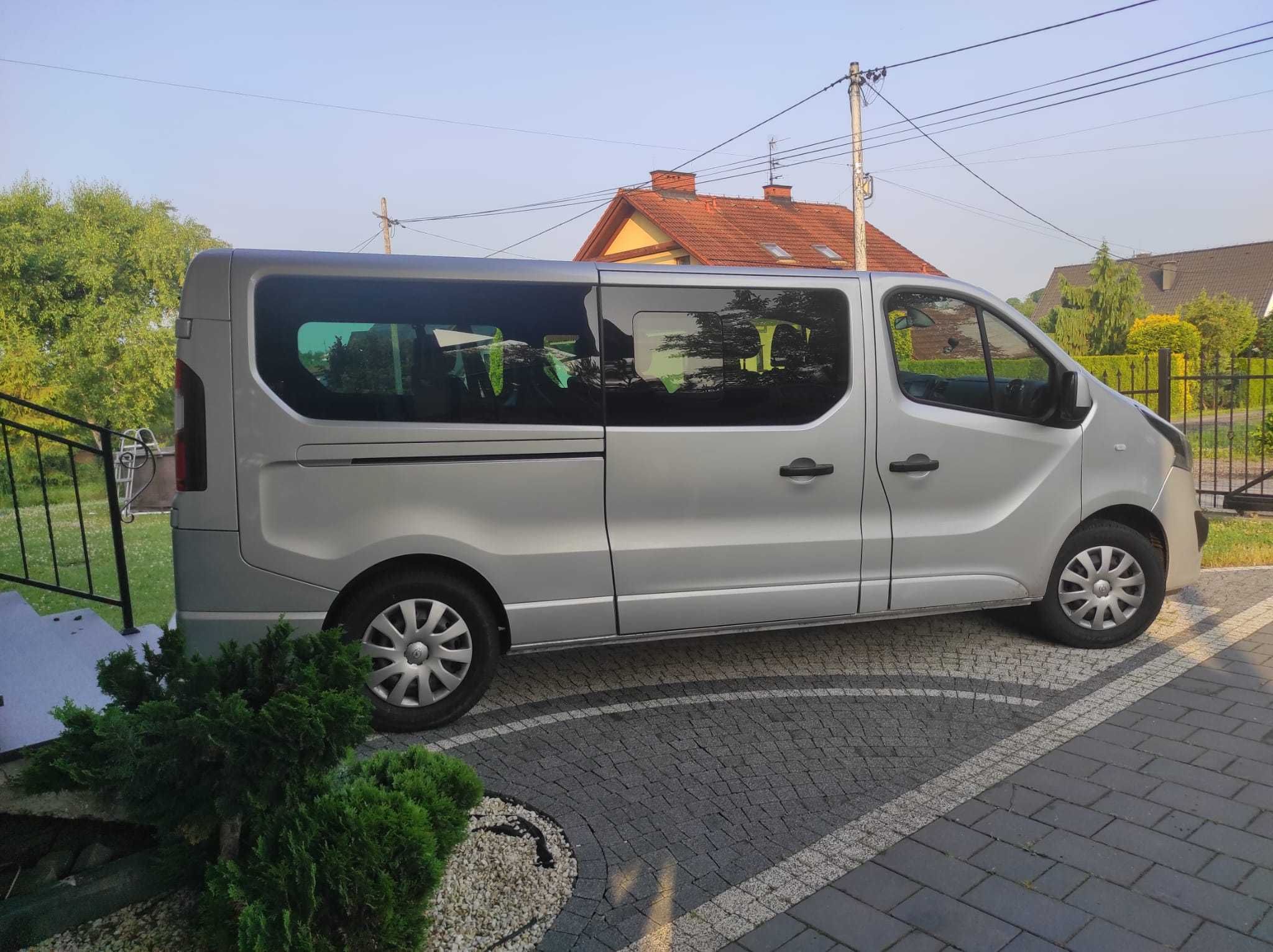 Wynajem Busa Wypożyczalnia Busa Osobowego Vivaro Long 9os z Winietami!