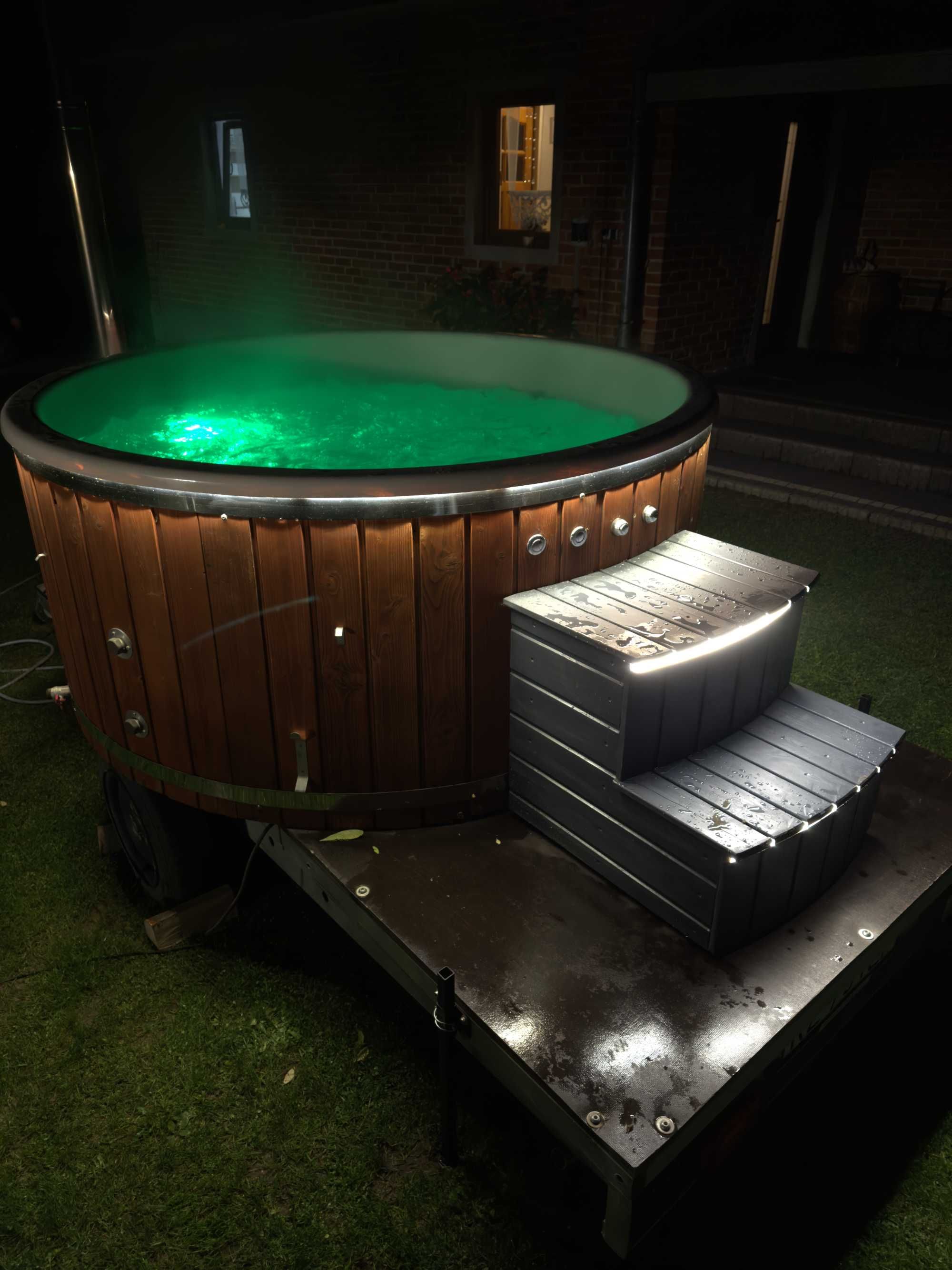 Mobilna Balia Bania Jacuzzi – Gorąca Woda i Hydromasaż