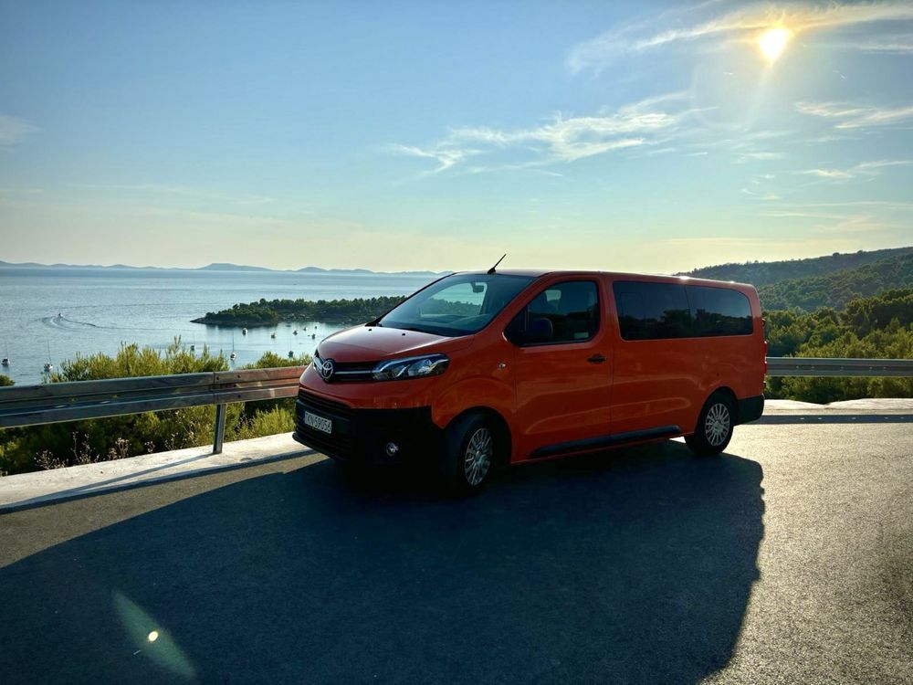 Bus osobowy 9 miejsc osób Toyota Proace wynajem trans. lotnisko wesela