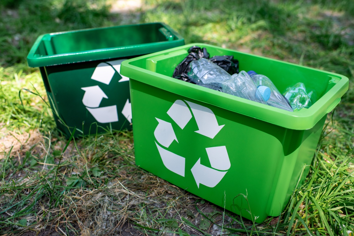 Zwei Recycling Boxen.