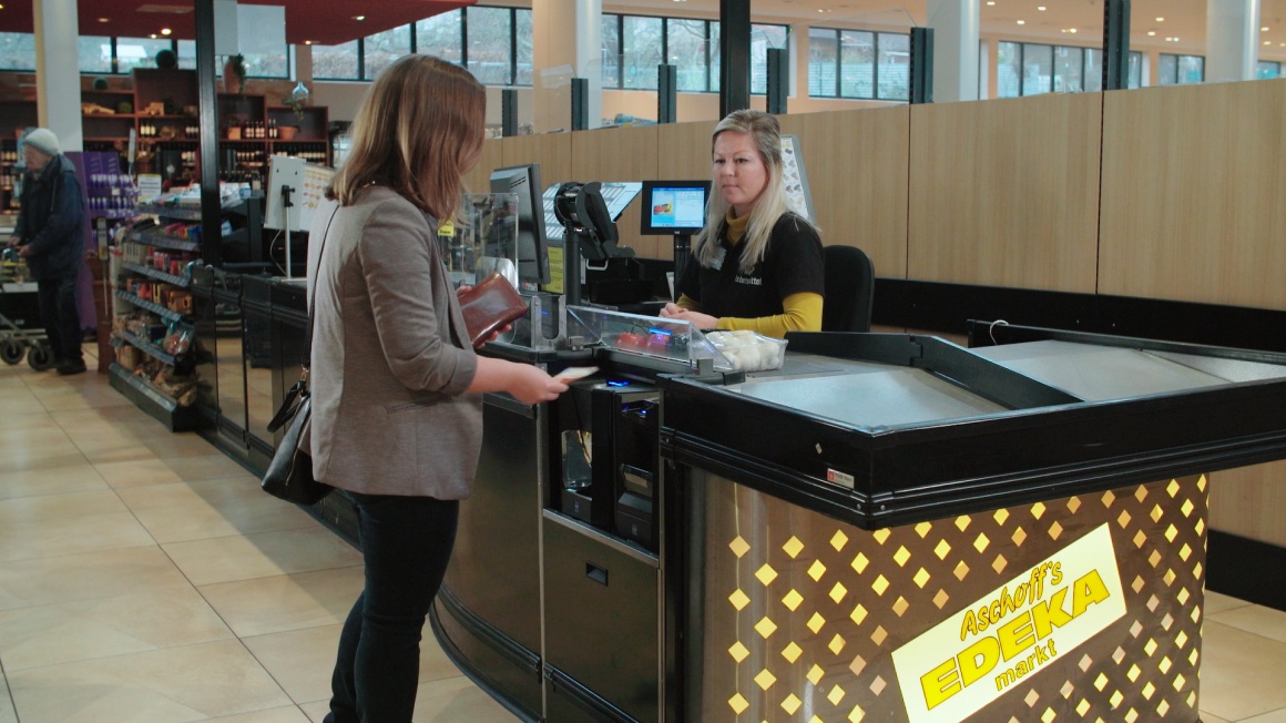 Cashhandling mit Lösung von Glory Global Solutions (Germany) GmbH im Edeka...