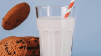 Glas Milch neben Cookies